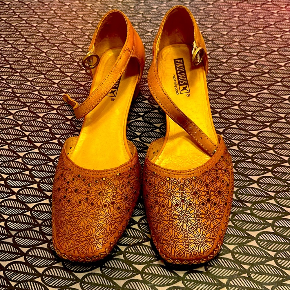 pikolinos mary Jane’s with kitten heel and laser cut outs